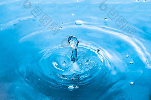 水飞溅特写镜头。一滴水。蓝色水滴。落水