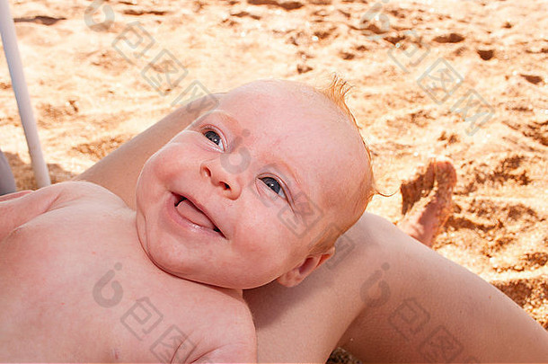 快乐新生儿婴儿海滩