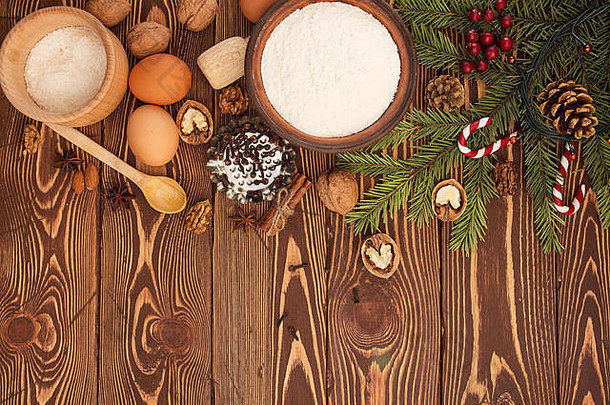 准备圣诞新年糖果。木桌上的配料和节日装饰。贺卡图片。顶视图。空间。