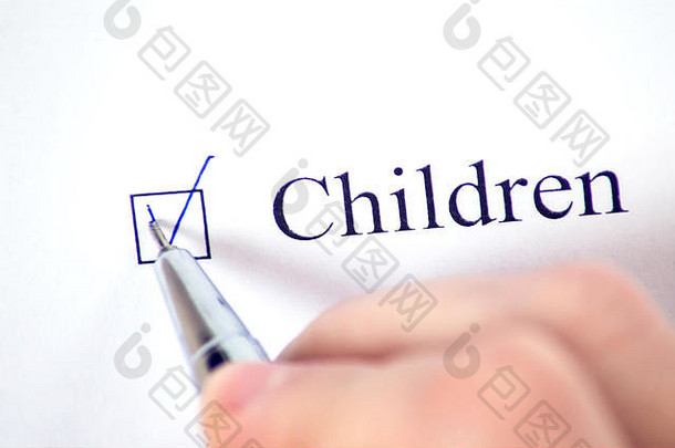 清单上有一个单词，孩子们用钢笔写在白纸上。复选框概念。