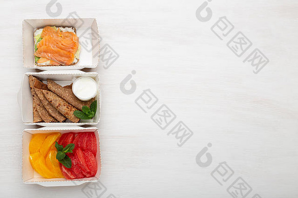 类型零食三明治煎饼橙子葡萄柚午餐盒子白色表格健康的吃概念广告空间