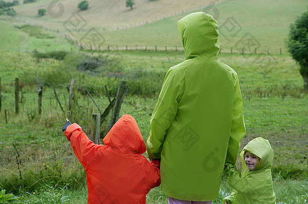 绿色草地，塑料<strong>防</strong>水外套，彩色家庭在前面
