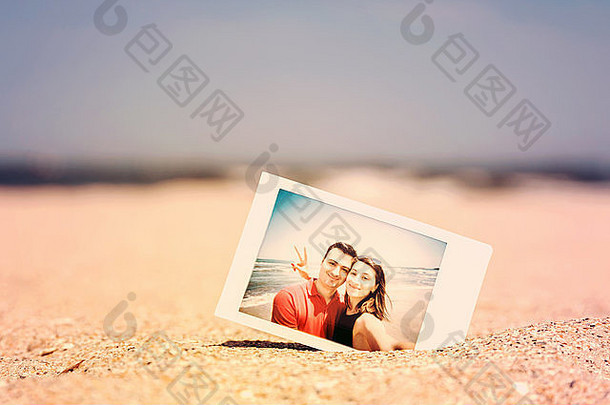 海滩上年轻幸福夫妇的复古即时<strong>照片</strong>
