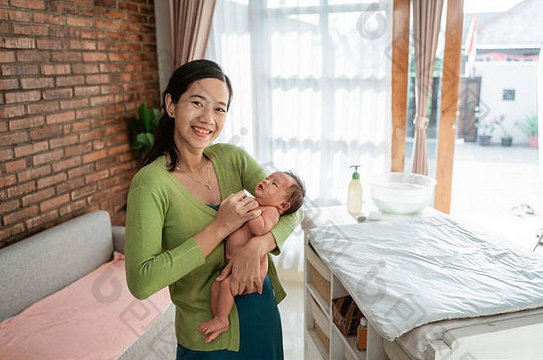 亚洲妈妈。携带婴儿女儿