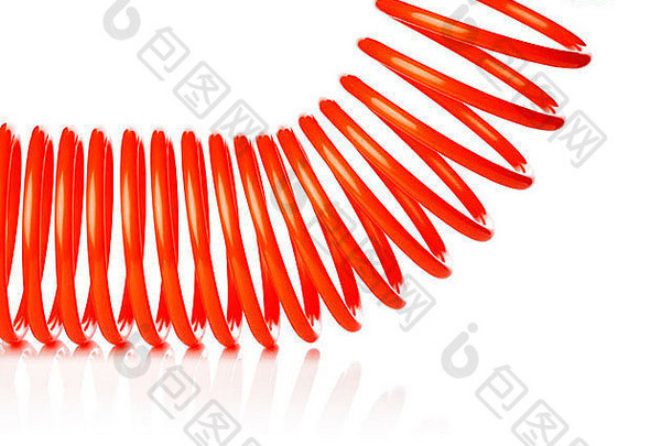 橙红色薄螺旋空气软管，用于气动工具。在白色上隔离，具有自然反射。