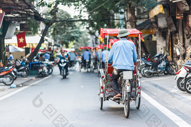 传统的三轮车骑街道河内越南三轮车三轮自行车出租车出现越南法国殖民次