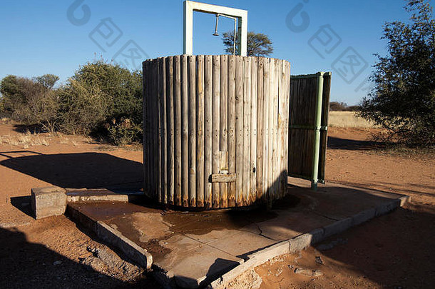 博茨瓦纳营地的典型淋浴。狮子们通常来喝这阵雨的水。博茨瓦纳Kgalagadi Transfontier公园Mpayathutlwa营地01