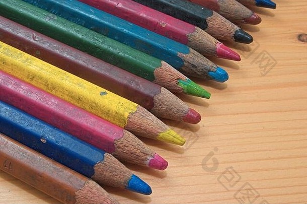 棕色背景上的彩色铅笔