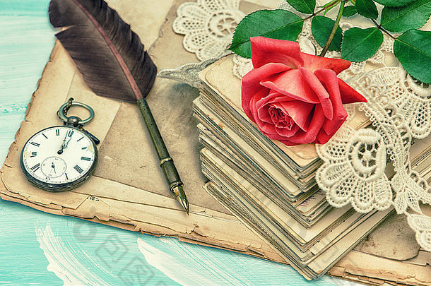 旧明信片、花边和红玫瑰。复古风格色调照片