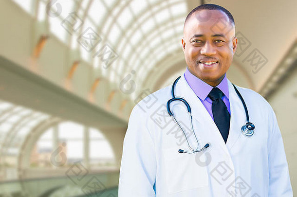 医院办公室里英俊的非洲裔美国男医生。