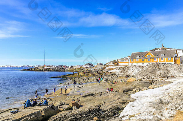 格陵兰努克市海湾，因纽特人享受阳光明媚的五一节的海滩时间