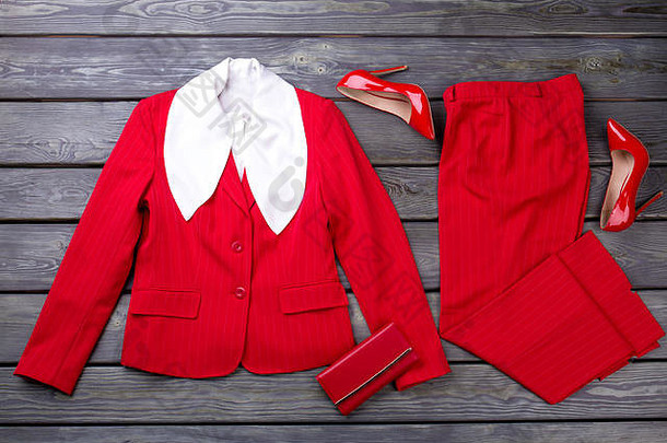 红色女式正式商务服装和配饰。