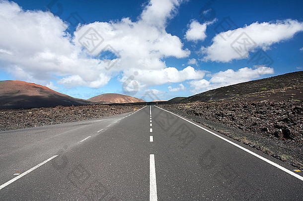 穿过兰扎罗特火山沙漠的道路