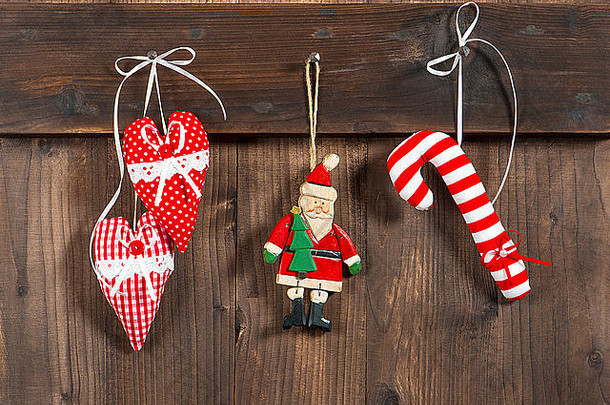 圣诞装饰纺织手工玩具挂在质朴的木制背景上。怀旧复古风格色调<strong>图片</strong>