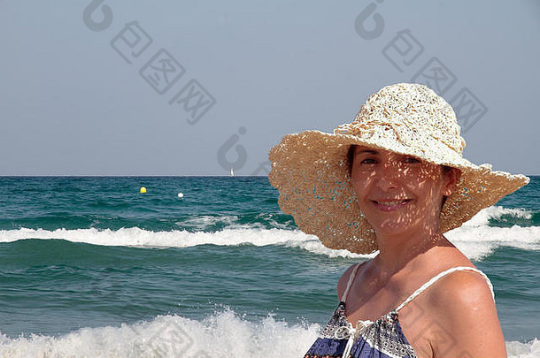 海滩上穿着帕米拉的女人肖像