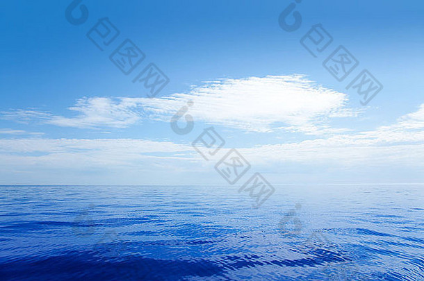 蓝色的平静海水离岸海洋云镜子表面