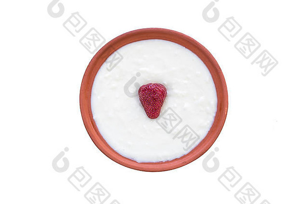 美丽的成熟的草莓中间碗酸奶孤立的白色背景