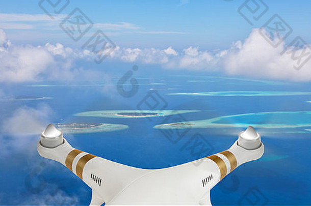 在云层上飞行的工业用无人机
