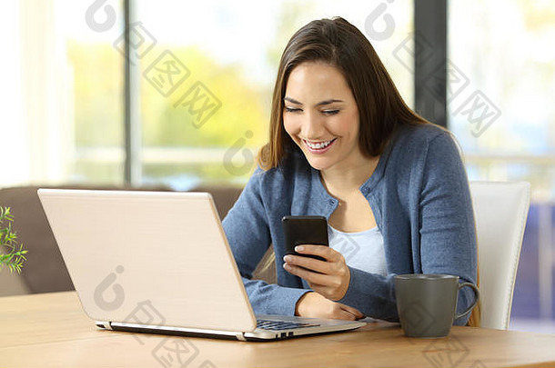 快乐女人聪明的电话移动PCsititng桌子上首页