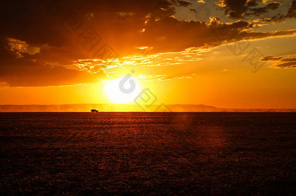 驾车穿越<strong>戈壁沙漠</strong>，夕阳/黎明的余晖、橙色的云彩和红色的天空（<strong>戈壁沙漠</strong>、蒙古、亚洲）