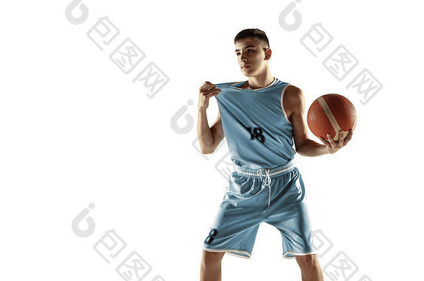 在白色工作室背景上，年轻篮球运动员拿着一个孤立的球的全长肖像。少年自信地拿着球摆姿势。运动、运动、健康生活方式、广告、行动、运动的概念。