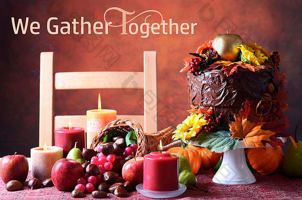 美丽的感恩节秋天表格设置秋天主题巧克力蛋糕丰饶的象征蜡烛