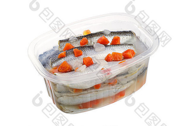 将腌制过的咸鱼和胡萝卜放在开罐中，在白色背景上隔离