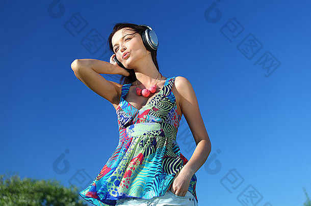 年轻的女人耳机听音乐场