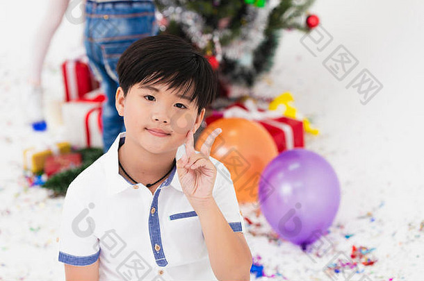 亚洲男孩微笑快乐英俊模特在工作室假日派对上的特写镜头。