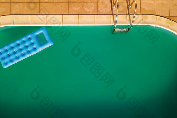 游泳池充气床垫鸟瞰图-从六号无人驾驶飞机的角度看游泳池池边水中的夏日娱乐休闲活动设备