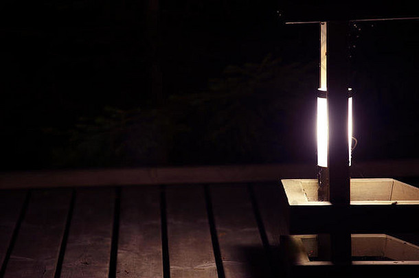 夜间特写时发光的小型户外电灯