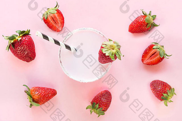 草莓奶昔浆果<strong>粉</strong>红色的关闭夏天喝