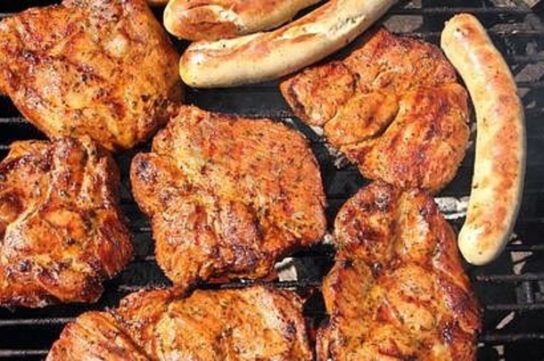木炭烤架上的各种肉和香肠