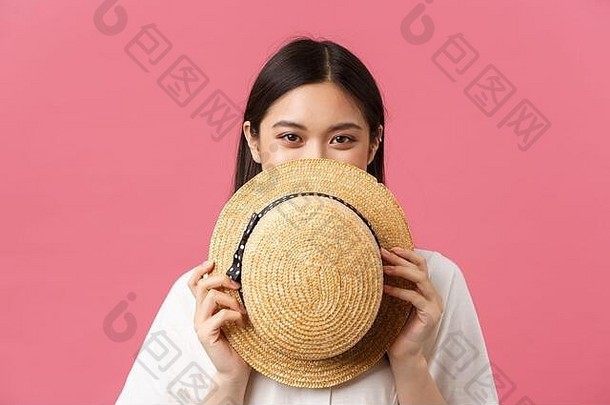 美人情绪夏天休闲概念特写镜头害羞的可爱的日本女孩封面脸稻草他微笑站粉红色的