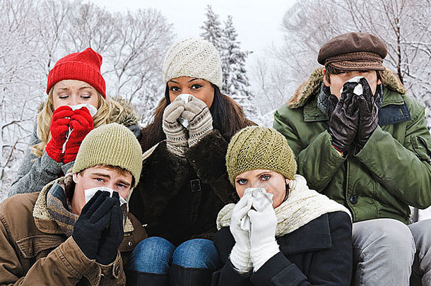 一群形形的年轻朋友在冬天到户外擤鼻涕