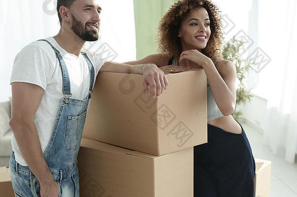 搬进新房时，一对夫妇站在箱子旁边