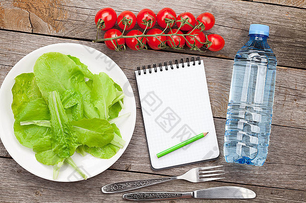 新鲜的健康的沙拉西红柿水瓶记事本复制空间木表格