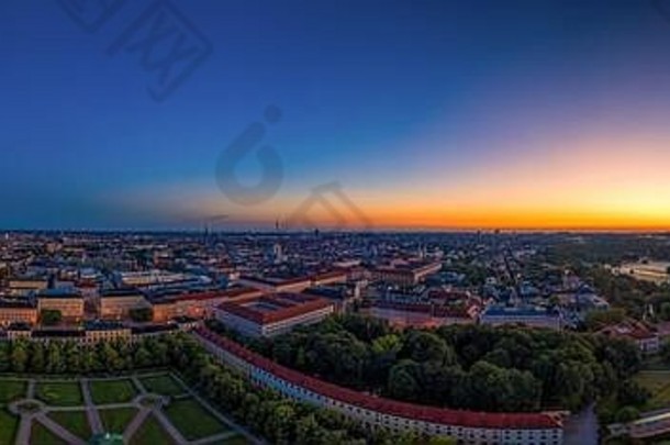 慕尼黑，巴伐利亚州，在一个灿烂的日出早晨，可以看到旅游地标。