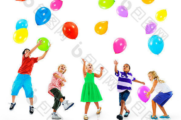 多民族儿童气球幸福友谊观