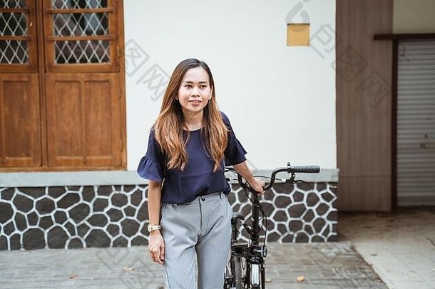 这位年轻女子在出门前准备她的<strong>折叠自行车</strong>