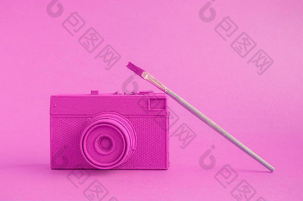 粉色复古胶卷照相/摄像机，带画笔最小<strong>艺术创意</strong>概念。