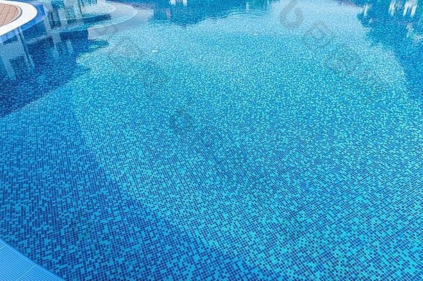 漂亮的游泳池，蓝色瓷砖特写。