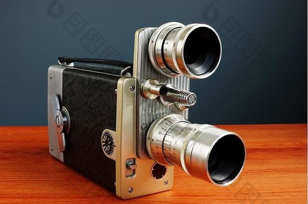 小型复古胶卷照相机。<strong>创意视频</strong>博客或vlog概念。
