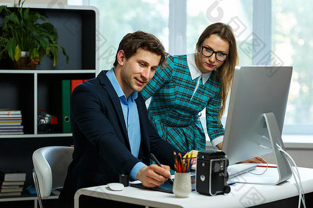美丽的年轻女子和男子在家庭办公室工作-现代商业理念
