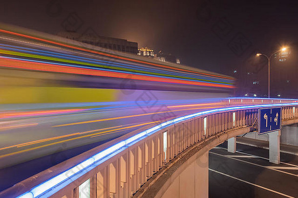 <strong>夜景</strong>，有灯光的桥梁和动态模糊的交通，北京中心，中国