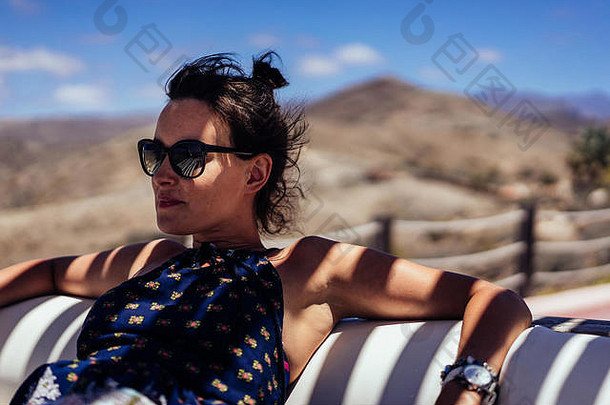 年轻的女人享受时间热夏天假期大加那利岛西班牙
