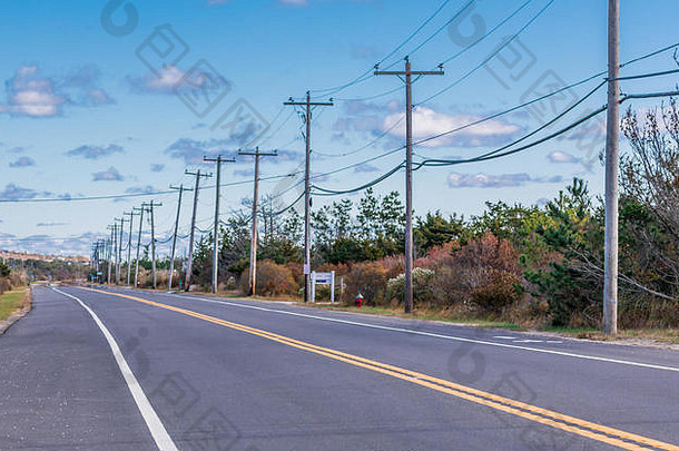 一条长而直的蒙托克公路，有随行的电线和电线杆