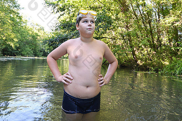 少年<strong>男孩</strong>夏天在河里游泳