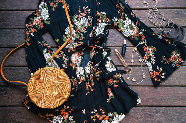时尚手工制作的自然有机藤袋衣服太阳镜夏天时尚概念