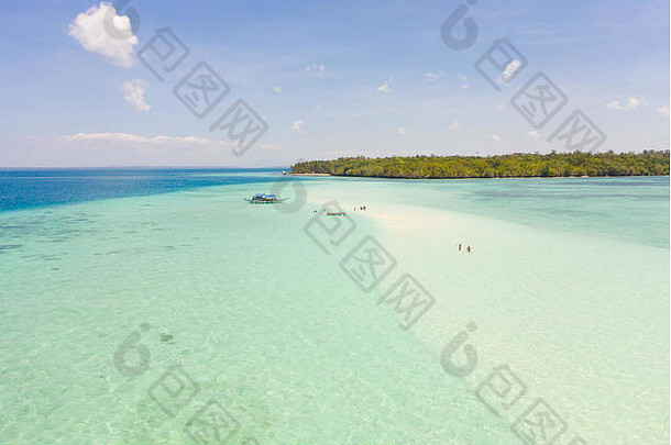 菲律宾巴拉望巴拉巴克Mansalangan沙洲。热带岛屿，有绿松石泻湖，俯瞰。浅海中的船只和游客。